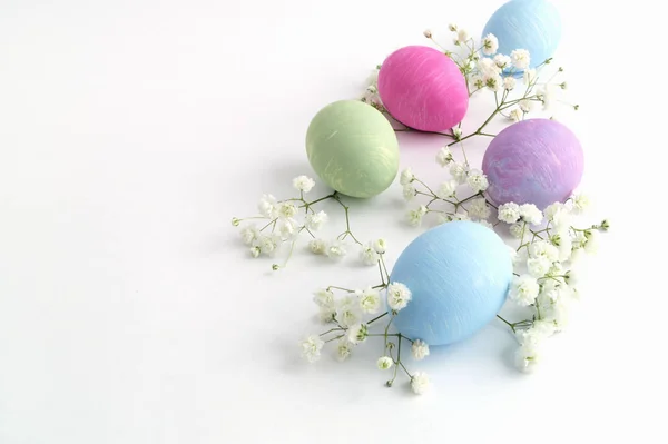 Beyaz bir arka plan üzerinde Yumurta Boyalı Paskalya renk