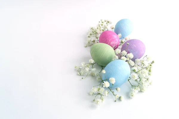 Velikonoční barvy malovaná vajíčka na bílém pozadí. — Stock fotografie