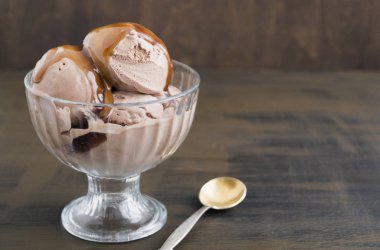 Çikolatalı dondurma cam vazoda. ahşap bir arka plan üzerinde.