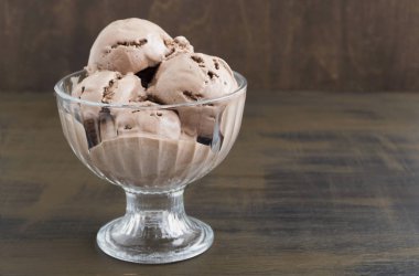 Çikolatalı dondurma cam vazoda. ahşap bir arka plan üzerinde.