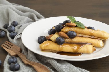 Krep şurubu fındık ve yaban mersini ile. Beyaz bir plaka üzerinde