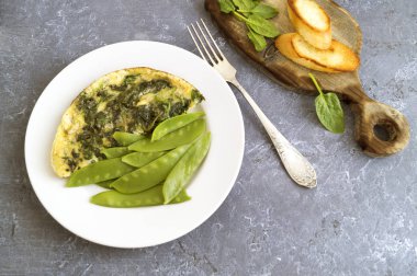 Ispanak ve yeşil bezelye ile omlet.