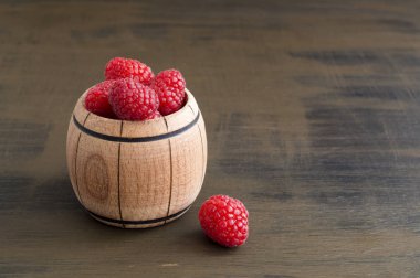 Masanın üzerinde taze kırmızı ahududu yakın çekim.