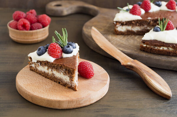 Домашний шоколадный торт с малиной и черникой
.