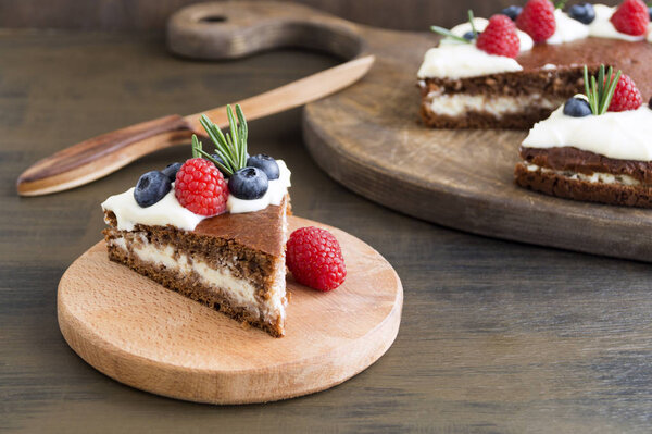 Домашний шоколадный торт с малиной и черникой
.