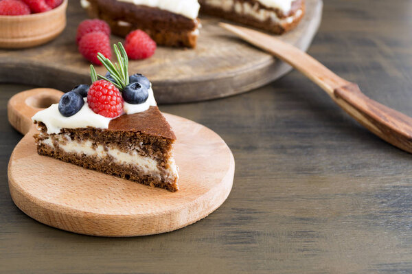 Домашний шоколадный торт с малиной и черникой
.