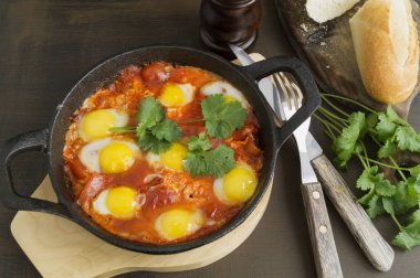 Shakshuka tavada. Domatesli omlet, biber, sebze
