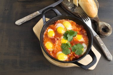 Shakshuka tavada. Domatesli omlet, biber, sebze