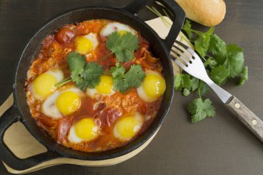 Shakshuka tavada. Domatesli omlet, biber, sebze