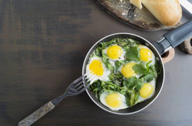 Shakshuka tavada. Domatesli omlet, biber, sebze