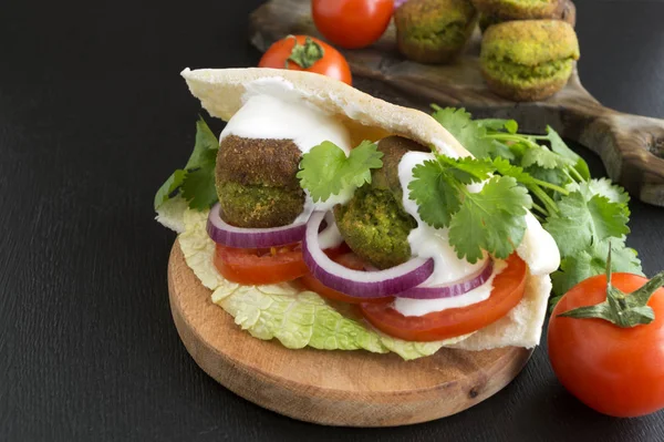 Falafel, egy hagyományos izraeli csicseriborsós étel.. — Stock Fotó