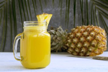 Bir saman ile bir kavanoz ananas suyu.