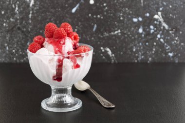 Cam vazo içinde dondurma topları.