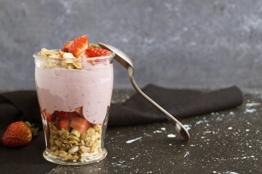 Çilek ve müsli ile ev yapımı doğal yoğurt.