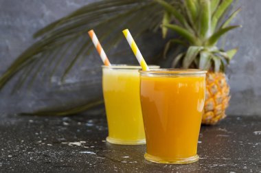 Bir saman ile bir kavanoz ananas suyu.