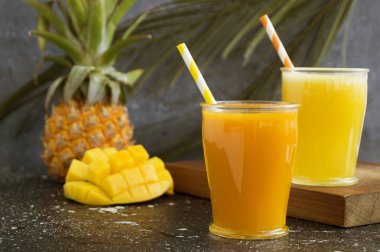 Bir saman ile bir kavanoz ananas suyu.