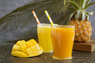 Bir saman ile bir kavanoz ananas suyu.