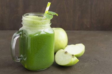 Bir mason kavanoza sağlıklı Detoks yeşil smoothie.