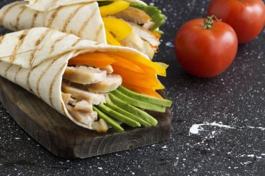 Izgara tavuk ve sebze (fajitas, pide börek