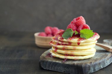  karanlık bir arka plan üzerinde ahududu ile Pancakes.