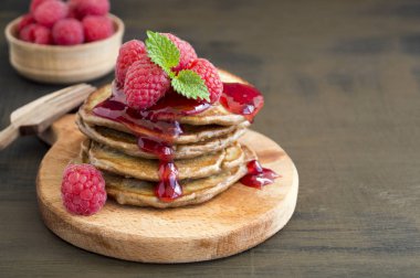 Koyu arkaplanda ahududulu çikolatalı krep..