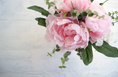 Hafif bir arka plan üzerinde pembe yapay şakayık.