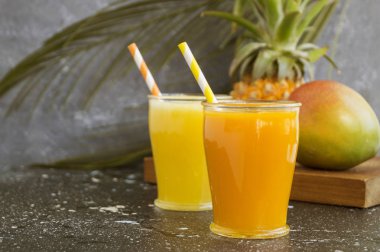 Bir saman ile bir kavanoz ananas suyu.