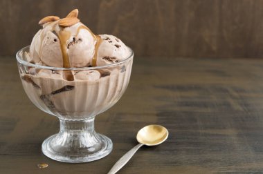 Çikolatalı dondurma cam vazoda. ahşap bir arka plan üzerinde.