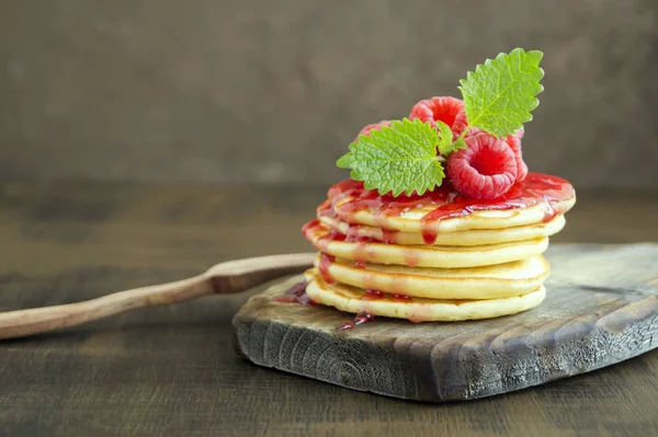 Crêpes américaines aux baies sur fond clair . — Photo