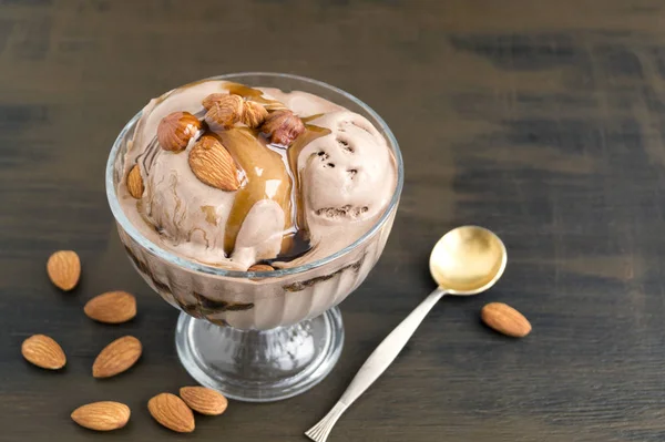 Çikolatalı dondurma cam vazoda. ahşap bir arka plan üzerinde.