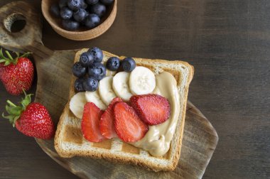 Fıstık ezmesi ve çilek ile kızarmış tost.