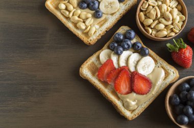 Fıstık ezmesi ve çilek ile kızarmış tost.