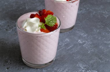 Kirazlı milkshake. gri arka planda.