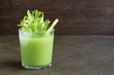 Yeşil sebzelerden faydalı sebze suyu. Detoks.