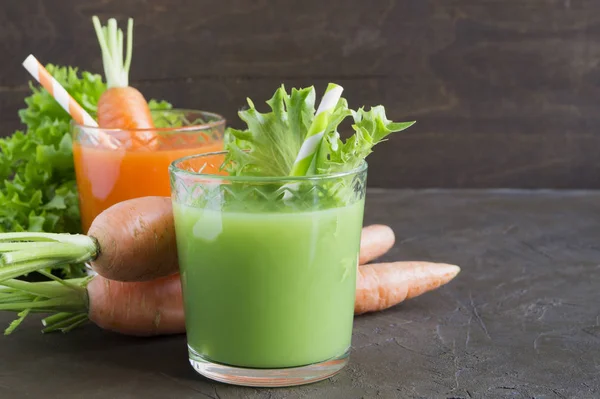 Användbar grönsaksjuice från gröna grönsaker. Detox. — Stockfoto