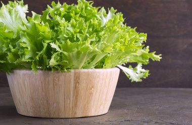 Ahşap bir kapta taze gevrek salata