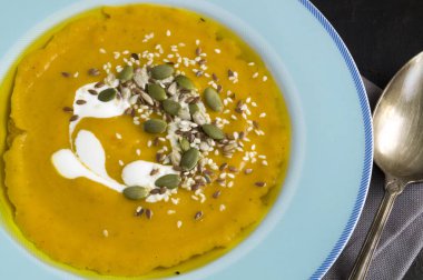 Koyu arkaplanda vejetaryen kabak kremalı çorba.