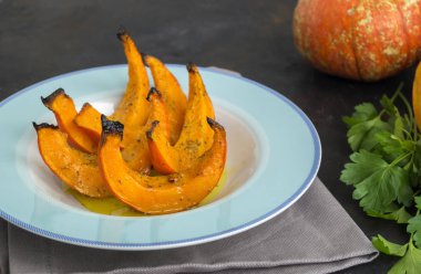 baharat ve zeytinyağı ile kızartılmış kabak