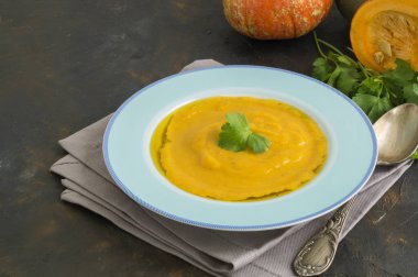 Koyu arkaplanda vejetaryen kabak kremalı çorba.