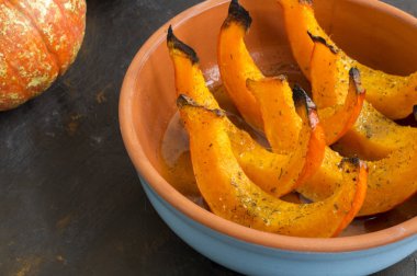 baharat ve zeytinyağı ile kızartılmış kabak