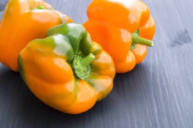 Tatlı biber, portakal. siyah arka plan üzerinde.