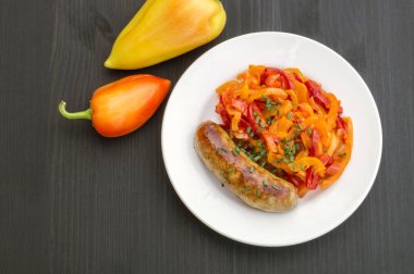 Haşlanmış sebze ve sosis. siyah arka plan üzerinde.