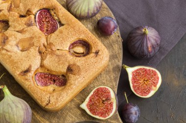 incir ve soğan ile ev yapımı vejetaryen pasta