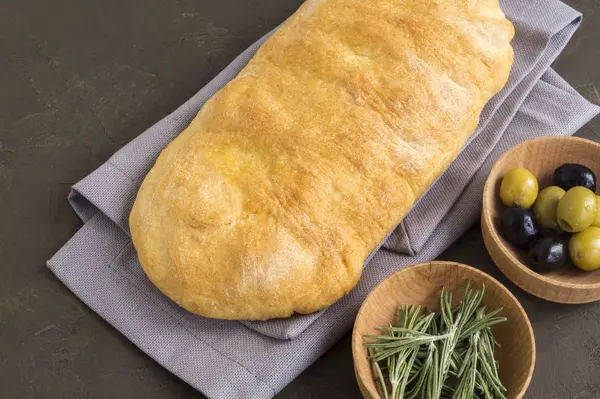 Ciabatta. Pan de ciabatta italiano fresco con hierbas . —  Fotos de Stock