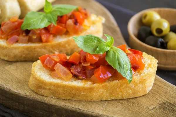 Traditionelle italienische Bruschetta mit Tomaten, Paprika und Basilikum — Stockfoto