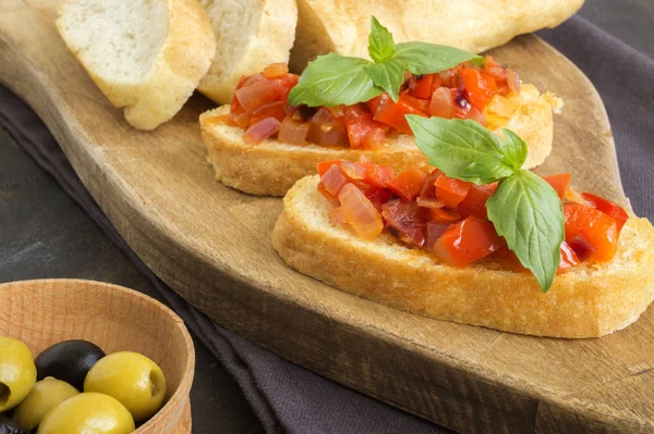 Traditionelle italienische Bruschetta mit Tomaten, Paprika und Basilikum — Stockfoto