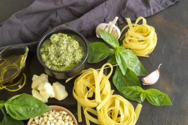 Pesto makarna için Malzemeler. koyu arka planda.