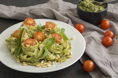 geleneksel İtalyan yemeği. pesto ile makarna. koyu arka planda.