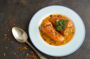 Domates soslu kıyma ile doldurulmuş biber.