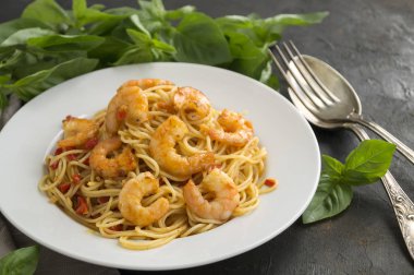 spagetti ve karides. İtalyan mutfağıtarzı